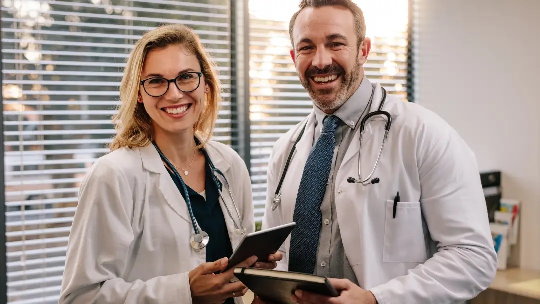 Médico analisando planejamento tributário diante da reforma tributária