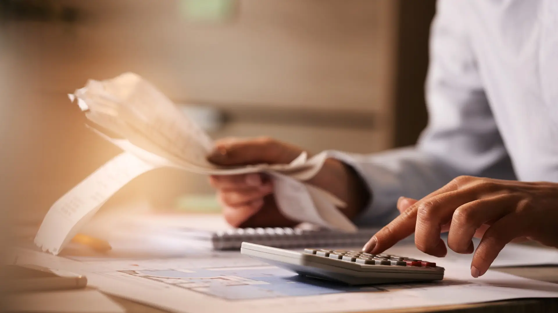 Profissional analisando gráficos financeiros em tablet, representando eficiência e organização proporcionadas pelo BPO Financeiro para pequenas e médias empresas.