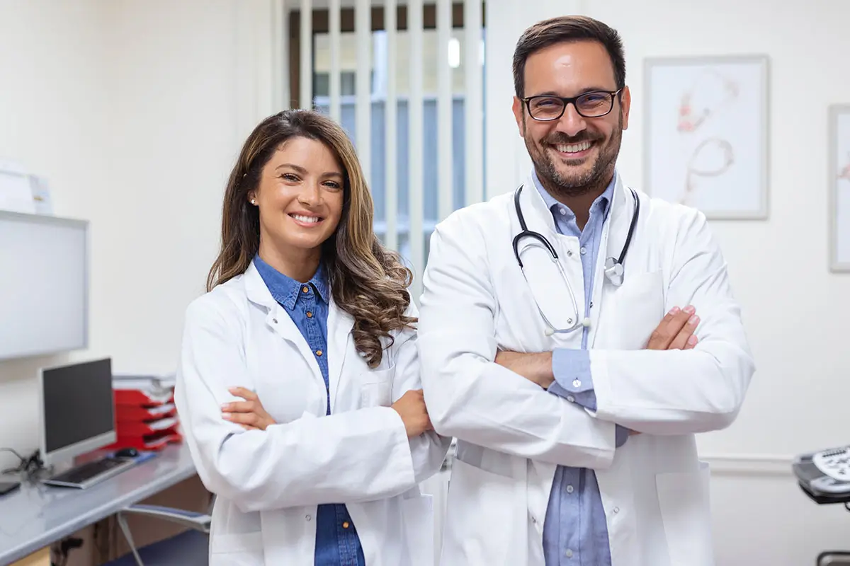 Médico analisando relatórios financeiros com contabilidade especializada